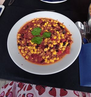 Vegan chili sin carne (met tortilla chips, geroosterd brood, vegan room, extra korianderblaadjes en limoenschijfjes) at Moby Dick in Antwerpen