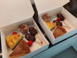 Mother's day box: vegan cheesecake, speculooscake, chocolate mousse and cakesicles at Junglicious in Evergem