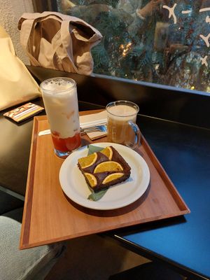 Brownie, strawberry lassi and oat latte at Savage Garden - Maybe closed in Seoul