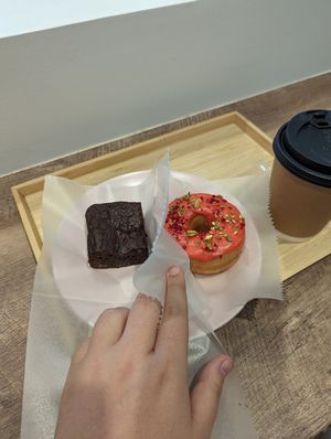 Raspberry pistachio and brownie at Trick or Treat Vegan Sweets (formerly Canelita Sweets) in Osaka