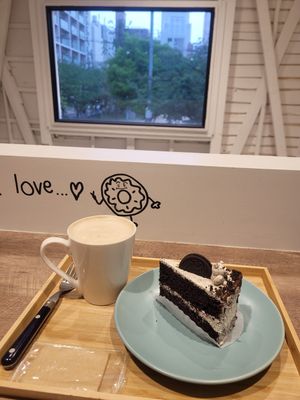 Vegan chocolate cake and soy latte at Trick or Treat Vegan Sweets (formerly Canelita Sweets) in Osaka