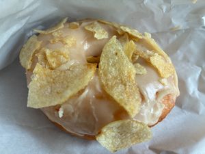 Honey butter chip donut: great contrast in both flavors and textures at Trick or Treat Vegan Sweets (formerly Canelita Sweets) in Osaka