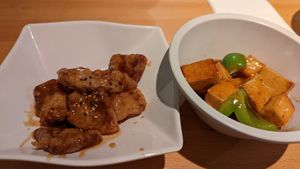 Crispy beef on the left, general tao tufu on the right at OPLANTE Vegan Sushi & Wok  in Montreal