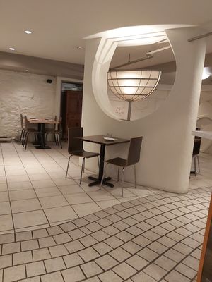 Nice Asian inspire decor - tranquil at OPLANTE Vegan Sushi & Wok  in Montreal