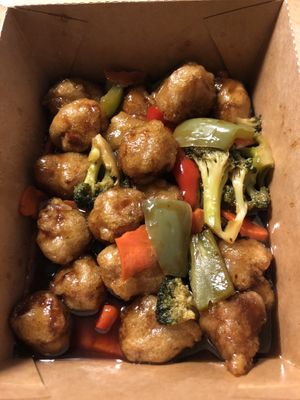 Végé poulet général Tao   at OPLANTE Vegan Sushi & Wok  in Montreal