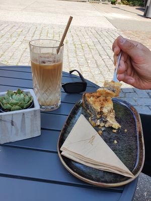 Iced Coffee mit Hafermilch & veganer Streuselkuchen. at In aller Munde Café & Feinkost in Hamburg