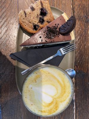 Oreo Cheesecake!! (+half piece of the Banana Bread)  at In aller Munde Café & Feinkost in Hamburg