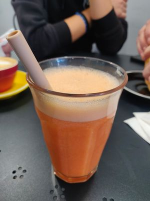 Bee red (suc de taronja i maduixa) at Bee Love Coffee in Cerdanyola Del Valles