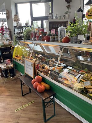 Everything vegan is labeled with a green card   at Wahrhaft Nahrhaft in Berlin