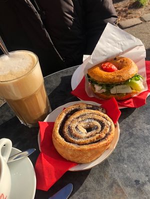 Mohnschnecke, Bagel mit veganem Feta und Gemüse, Kaffee  at Wahrhaft Nahrhaft in Berlin
