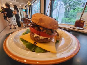 Had to return for one of these tasty burgs! Was here last week. It's actually sooo close to the subway, so a great rainy day destination. at Swallow Bakery & Cafe - 스왈로베이커리카페 in Seoul