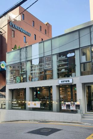 exterior of location - street view at Swallow Bakery & Cafe - 스왈로베이커리카페 in Seoul