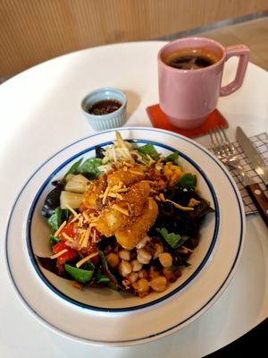 Crispy tofu sallad😋 at Swallow Bakery & Cafe - 스왈로베이커리카페 in Seoul