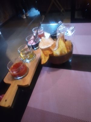 The warm (freshly made?) Chips and, from top to bottom: sweet chili, soy, fish and spicy sauce at Eat Me Kech in Marrakech