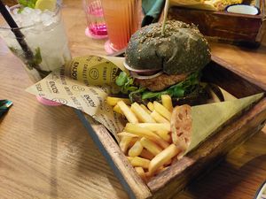 Vegan Burger (with Beyond Meat) and fries (16€) and a Mojito (9€) at Bonito Kitchen & Cocktails in Mallorca