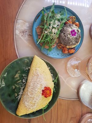 Omelette and scrambled tofu at Benny & Bloom in Kuta