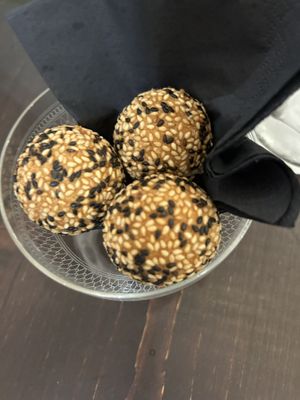 Dolce: palline di cocco e sesamo fritte   at NUNU in Rome