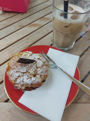 apple oat pastry and iced latte with oat milk at Isabella Glutenfeie Pâtisserie in Frankfurt