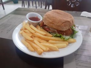 Hamburguesa de milanesa at Loving Hut - Costa Rica in Heredia