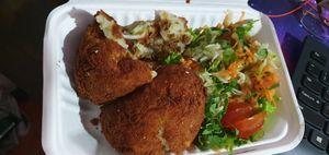 Hoy en Loving Hut pedi las papas rellenas de carne molida con ensalada, queque de chocolate y estuvieron increiblemente deliciosas ❣️ Tambien compre tortas de garbanzos para mi at Loving Hut - Costa Rica in Heredia