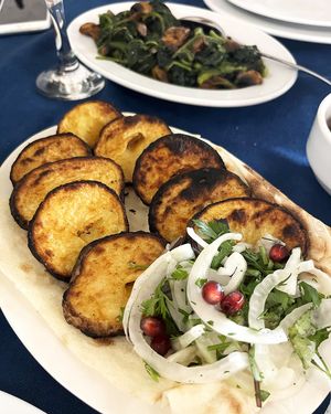 Vegan "Plech" potato with fresh onions and pomegranate at Garnitoun in Garni