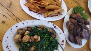 French fries, grilled potatoes, grilled mushrooms, fried mushrooms and spinach at Garnitoun in Garni