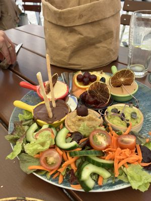 Heimat vegan Frühstück mit drei Brötchen  at Heimat Lindau in Lindau