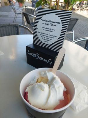 Es gab heute veganes Eis in den Sorten Mango, Erdbeere, Zitrone, Banane  und Waldfrüchte. Sehr lecker! Schön wäre eine Eiskarte am Tisch. Die Eisbecher stehen alle nur an unters at Café Eishorn in Schwaebisch Gmuend
