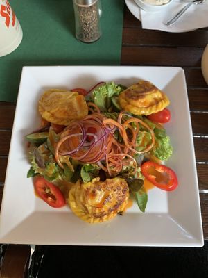 Hausgemachte Krauttascherl auf Salat  at s'Pfiff in Vienna