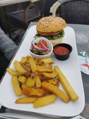 Vegan Burger menue, with hand made fries and a tasty burger patty. at Het Heerenhuis in Wijdewormer