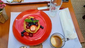 vegan pancakes with fruit at Arco Iris in Lisbon
