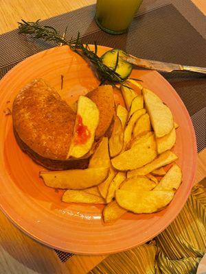 Asked for the burger completely plain as it was for my toddler so I’m not actually sure what else comes inside it typically ie salad / sauce etc at Cristal in Mallorca