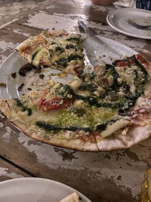 Pizza méditerranéenne faites d’ingrédients frais et fromage vegan.  at La Fonda del Zancudo in Cancun