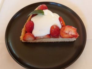 Tarte de morangos biológicos at Palheiro in Rio De Onor