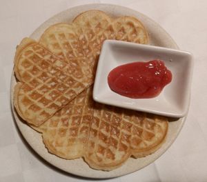 Waffle com compota de morangos at Palheiro in Rio De Onor