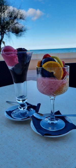 Vegan sundae with dark chocolate, strawberry and mango ice cream and fresh fruit at Sapori in Mallorca
