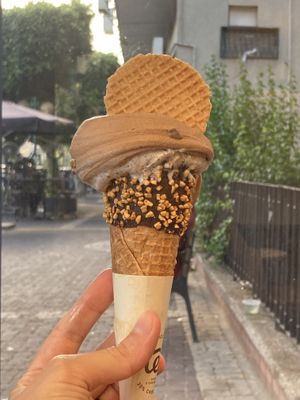 1/2 salted oreo 1/2 coffee chocolate almond   at Otello - אוטלו  in Givatayim