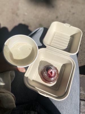 Pastelito de choco&frambuesa y Chai Latte (canela)  at La Malcriada in Barcelona