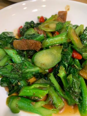 🇵🇸🗝️🇹🇭 Stir-fried Kale (Hardy Leafy Green Vegetable) with Vegan Not-Pork ⚖️🇵🇸🇲🇲🌏👩🏽‍🍼🇵🇸 at Pa Yod Shan Vegetarian Cafe in Chiang Mai