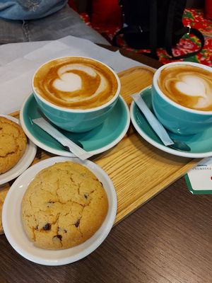 Capo with oatmilk and vegan cookies at Ca Phe S - Vietnamese Coffee in Marseille