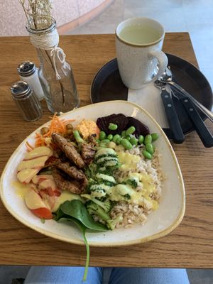 Vegane Bowl mit Zitronen Tee 🥰  at Soso's Daily  in Ravensburg