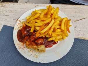 Vegane Currywurst mit Pommes at Curry am Büchel in Neuss