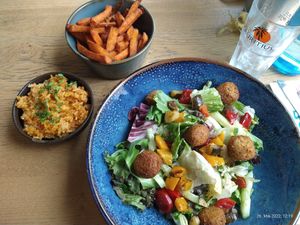 Veggie Salat mit Süßkartoffel Pommes und Spicy Reis-Quinoa Mischung at Mauritius Worms in Worms