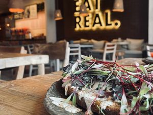 Tostada de aguacate y tahín   at Honest Greens in Porto