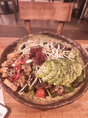 Avocado salad bowl with added tempeh at Honest Greens in Porto