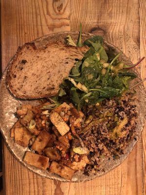 Tempeh Stir Fry (plus Extra Tempeh) mit Forbidden Rice  at Honest Greens in Porto