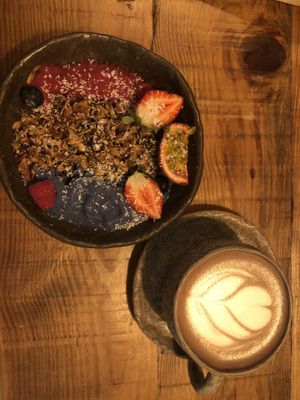 Red and Blue Smoothie Bowl und Choco Chai  at Honest Greens in Porto