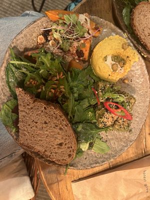 Piatto vegan con hummus, patate dolci e tofu  at Honest Greens in Porto