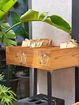 Essgeschirr at Honest Greens in Porto