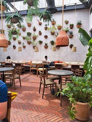 Sitzecke ausserhalb im Innenhof at Honest Greens in Porto